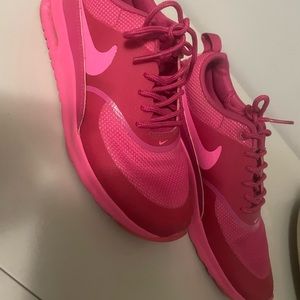 HOT PINK. Like NEW !!! Nikes size 7